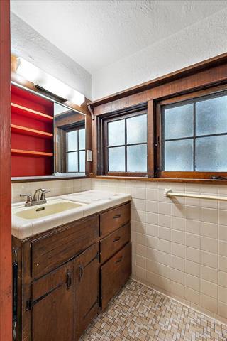 Builiding view twenty six for 735 Renshaw, Clawson, MI. 48017