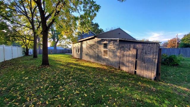 Builiding view fifteen for 913 Monroe, Lowell, MI. 49331