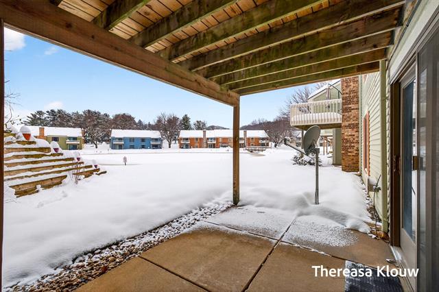 Builiding view fifty for 17496 Meadow Wood, Spring Lake, MI. 49456