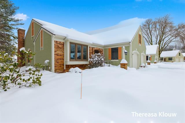 Builiding view five for 17496 Meadow Wood, Spring Lake, MI. 49456