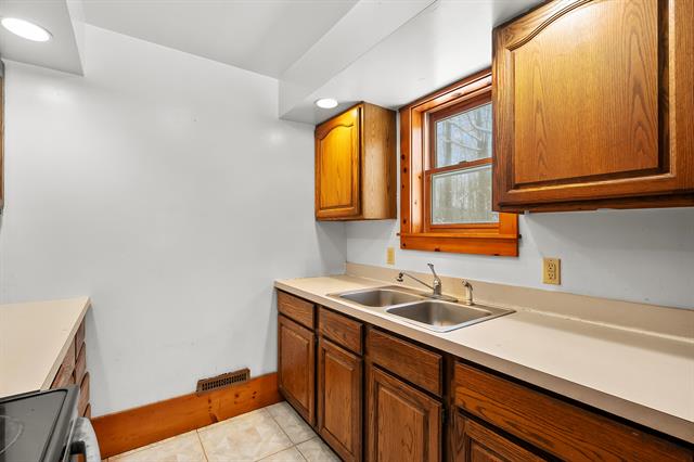 Builiding view eight for 706 26Th, Allegan, MI. 49010