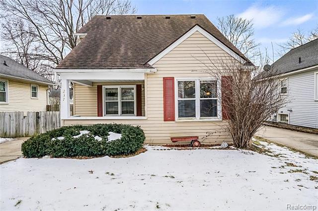 front view for 237 W Tacoma St, Clawson, Mi. 48017