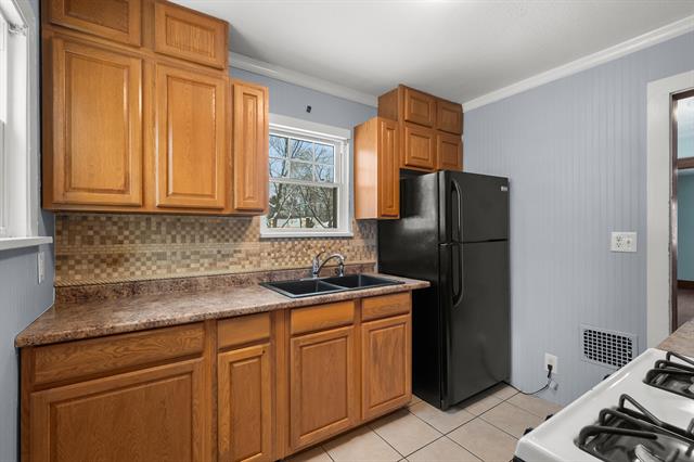 Builiding view thirteen for 725 Gayle, Kalamazoo, MI. 49048