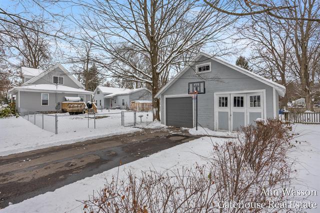 Builiding view twenty nine for 400 Grove, Greenville, MI. 48838