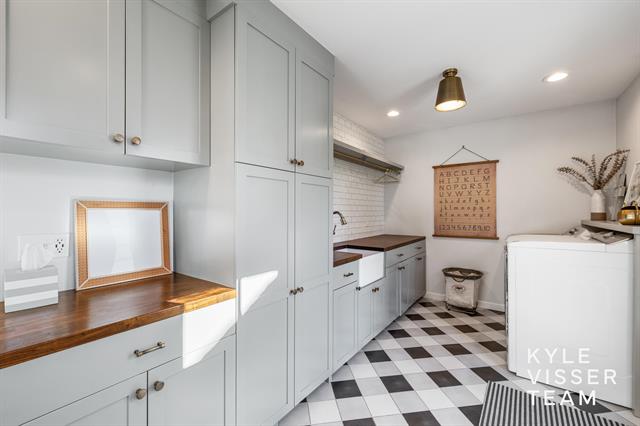 Builiding view nineteen for 2730 Oakwood, Grand Rapids, MI. 49506