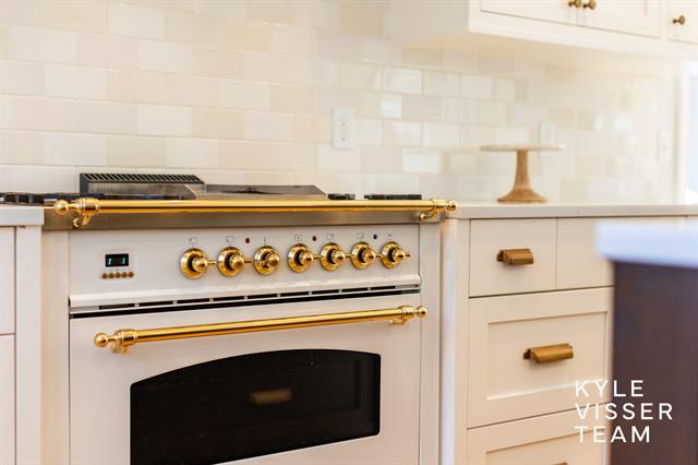 Builiding view seventeen for 2730 Oakwood, Grand Rapids, MI. 49506