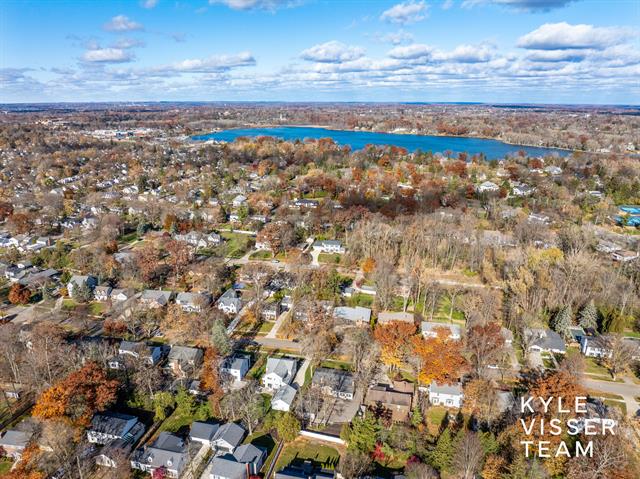 Builiding view sixty six for 2730 Oakwood, Grand Rapids, MI. 49506