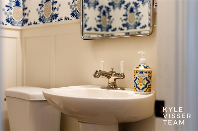 Builiding view twenty five for 2730 Oakwood, Grand Rapids, MI. 49506