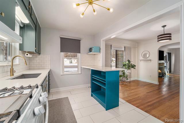 Builiding view eight for 1404 E 14 Mile, Royal Oak, MI. 48073