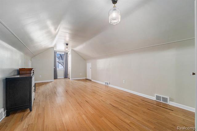 Builiding view eighteen for 1404 E 14 Mile, Royal Oak, MI. 48073