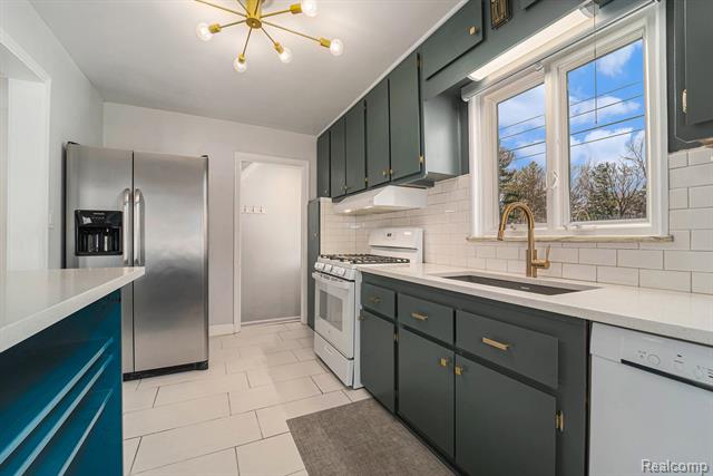 Builiding view nine for 1404 E 14 Mile, Royal Oak, MI. 48073