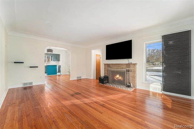 Builiding view seven for 1404 E 14 Mile, Royal Oak, MI. 48073