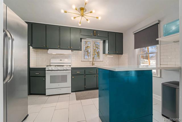 Builiding view ten for 1404 E 14 Mile, Royal Oak, MI. 48073