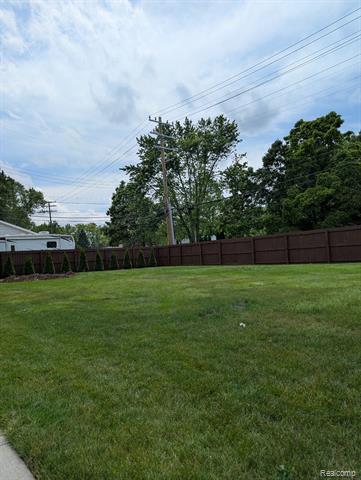 Builiding view thirty five for 1404 E 14 Mile, Royal Oak, MI. 48073