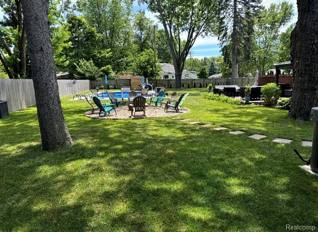 Builiding view thirty four for 1404 E 14 Mile, Royal Oak, MI. 48073