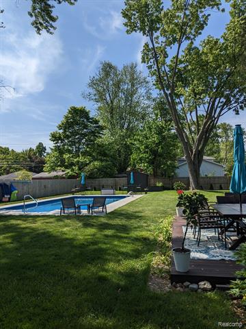 Builiding view thirty one for 1404 E 14 Mile, Royal Oak, MI. 48073