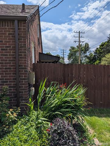 Builiding view thirty three for 1404 E 14 Mile, Royal Oak, MI. 48073