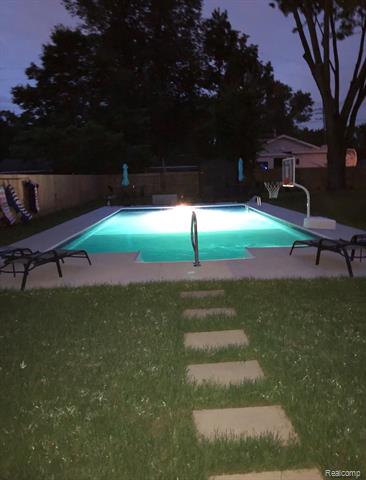 Builiding view thirty two for 1404 E 14 Mile, Royal Oak, MI. 48073