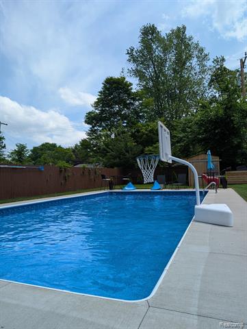 Builiding view thirty for 1404 E 14 Mile, Royal Oak, MI. 48073