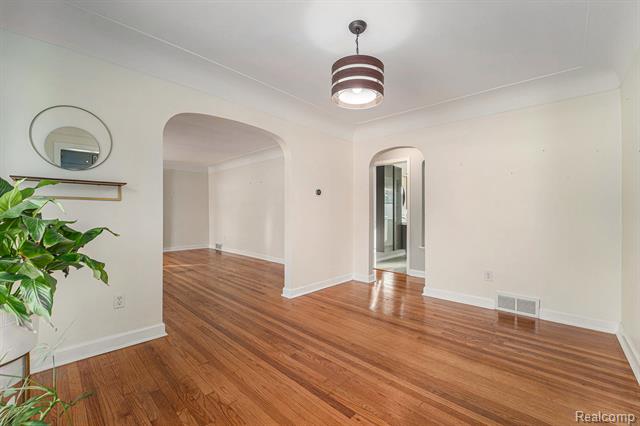 Builiding view twelve for 1404 E 14 Mile, Royal Oak, MI. 48073