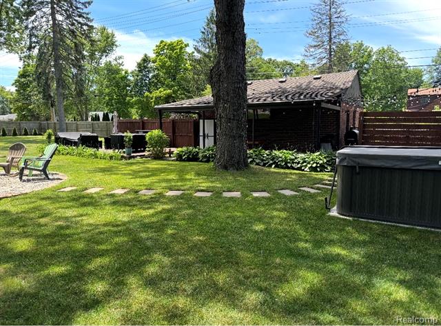 Builiding view twenty eight for 1404 E 14 Mile, Royal Oak, MI. 48073