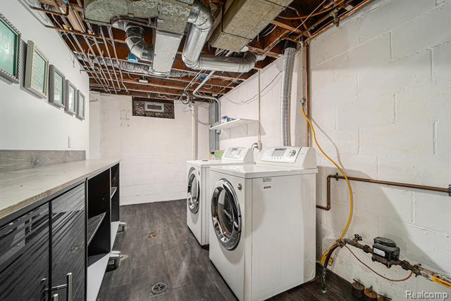 Builiding view twenty one for 1404 E 14 Mile, Royal Oak, MI. 48073