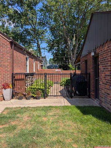 Builiding view twenty six for 1404 E 14 Mile, Royal Oak, MI. 48073