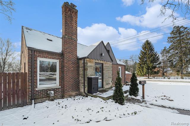 Builiding view two for 1404 E 14 Mile, Royal Oak, MI. 48073