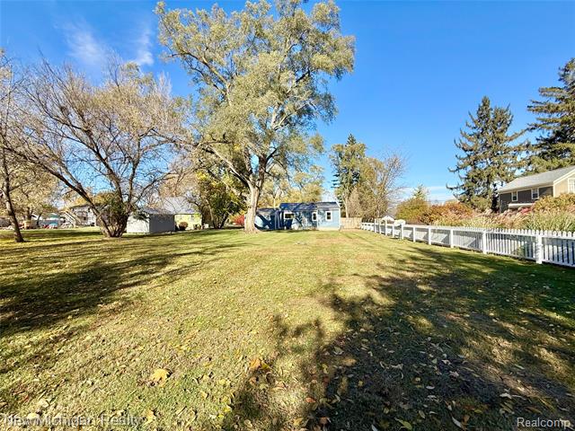 Builiding view one for 823 Silver Lake, Fenton, MI. 48430