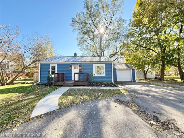 Builiding view twenty one for 823 Silver Lake, Fenton, MI. 48430