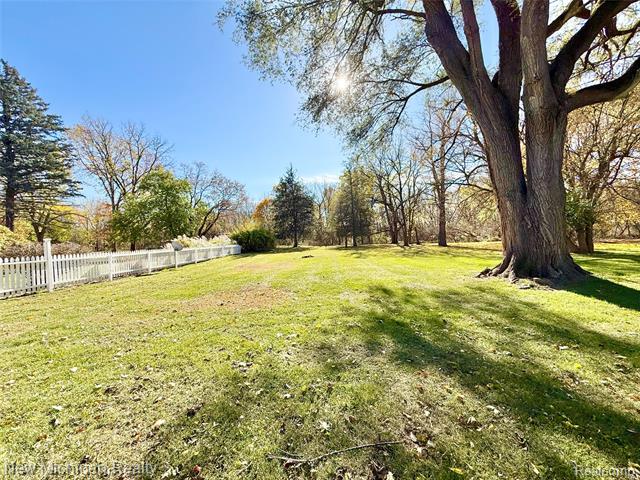 Builiding view two for 823 Silver Lake, Fenton, MI. 48430