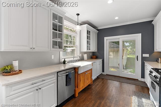 Builiding view seventeen for 525 Broadacre, Clawson, MI. 48017