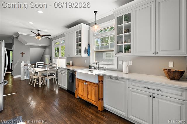 Builiding view twenty for 525 Broadacre, Clawson, MI. 48017