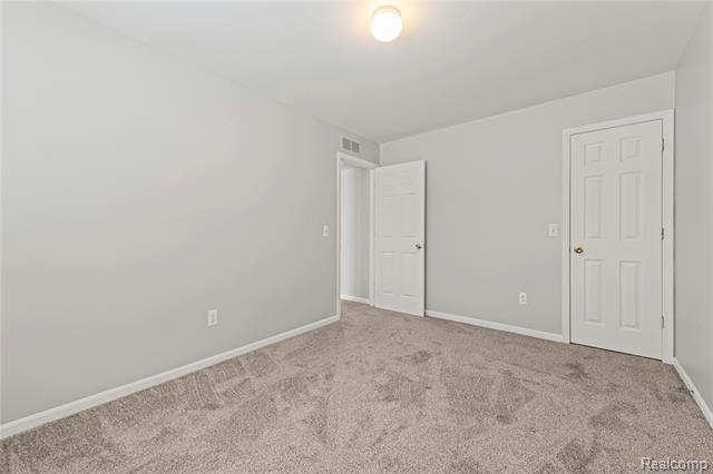 Builiding view eighteen for 30755 Hidden Pines Ln, Roseville, MI. 48066