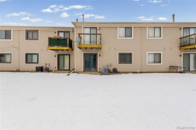 Builiding view five for 30755 Hidden Pines Ln, Roseville, MI. 48066