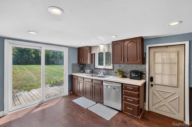 Builiding view fifteen for 508 Deland Road, Flushing, MI. 48433