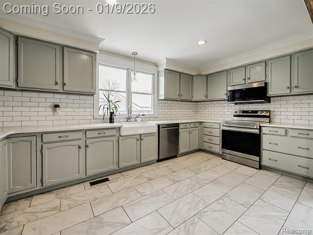 Builiding view six for 124 Leroy, Clawson, MI. 48017