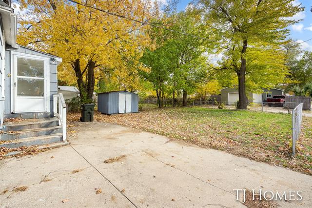 Builiding view twenty for 1061 Forest, Muskegon, MI. 49442