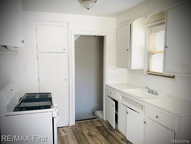 Builiding view one for 15910 Parkway, Detroit, MI. 48223