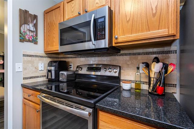 Builiding view twenty one for 52196 Naugatuck, Macomb, MI. 48042