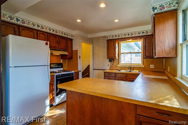 Builiding view seventeen for 275 Council, Clawson, MI. 48017