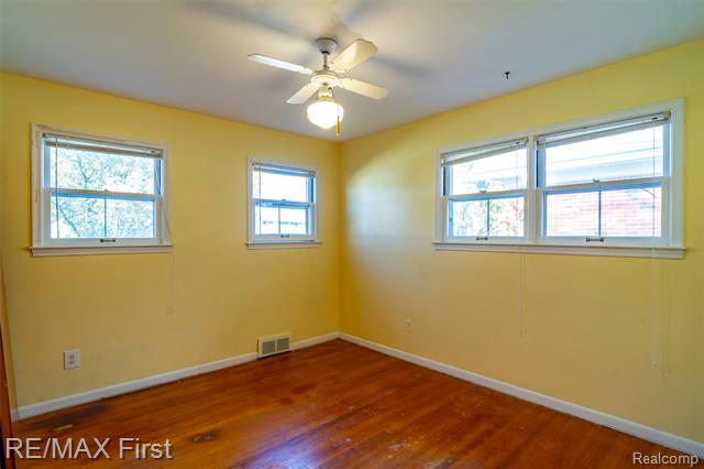 Builiding view thirty three for 275 Council, Clawson, MI. 48017