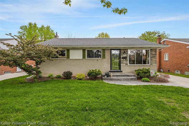 front view for 410 N Batchewana Ave, Clawson, Mi. 48017