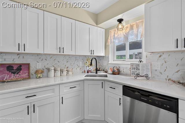 Builiding view six for 511 Kinross, Clawson, MI. 48017