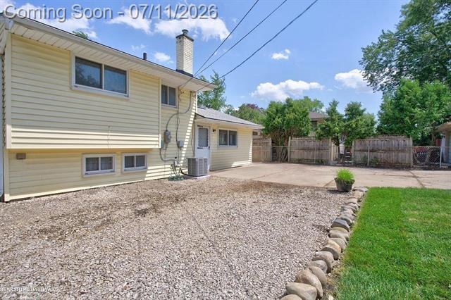 Builiding view thirty one for 511 Kinross, Clawson, MI. 48017