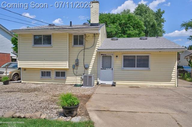 Builiding view thirty for 511 Kinross, Clawson, MI. 48017
