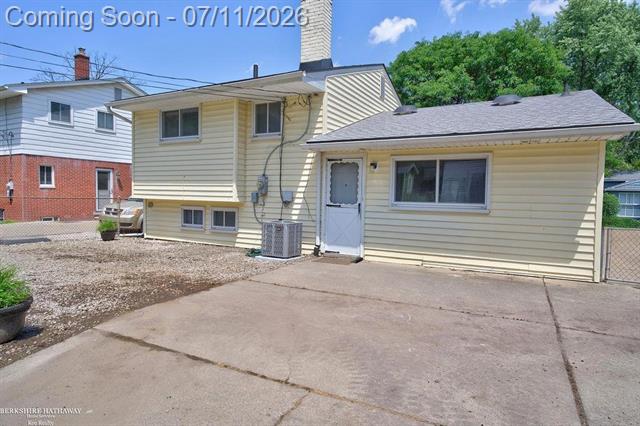 Builiding view twenty nine for 511 Kinross, Clawson, MI. 48017