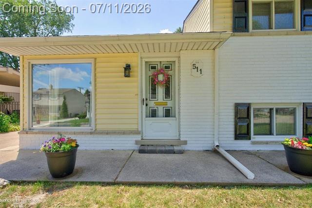 Builiding view two for 511 Kinross, Clawson, MI. 48017