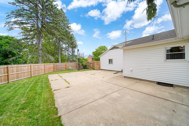 Builiding view eleven for 800 Hazelwood, Jackson, MI. 49203