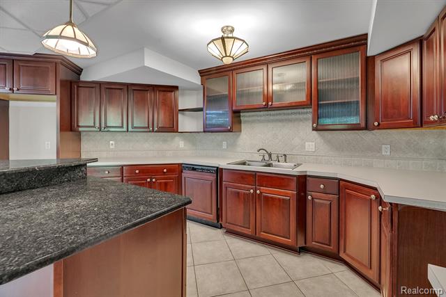 Builiding view fifty one for 5779 Pinecrest Estates, Ann Arbor, MI. 48105